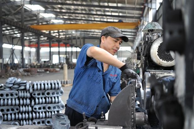 湖南三特机械制造车间内工人加工机械零件_图片新闻_常德资讯